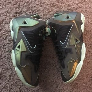 LeBron 11 ‘king’s Pride’ size 7Y